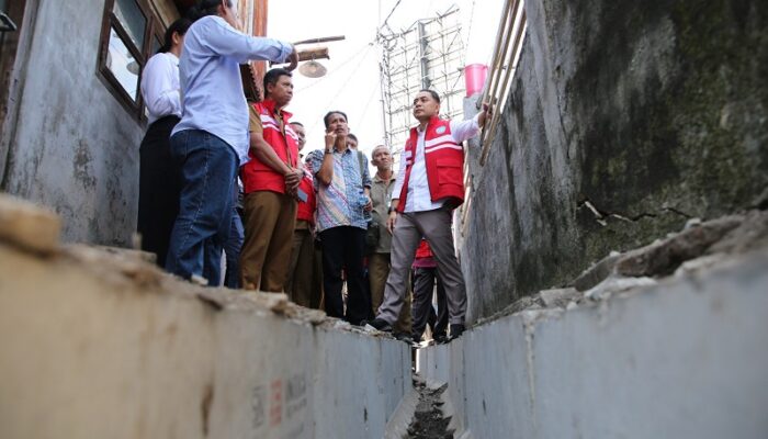 Cek Penggunaan Dana Kelurahan, Wali Kota Eri Blusukan ke Gang-gang Sempit Pantau Saluran di Perkampungan