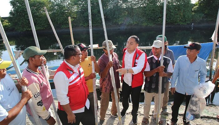 Tingkatkan Penghasilan Nelayan, Wali Kota Eri beri Bantuan Alat Tangkap Ikan di Kenjeran dan Tambak Wedi