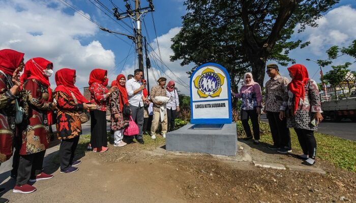 Wali Kota Eri Resmikan Tugu Lansia di Balongsari Surabaya, Bentuk Penghormatan bagi Warga Lanjut Usia