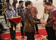 Presiden Jokowi Serahkan Penghargaan Sistem Pemerintahan Berbasis Elektronik Terbaik ke Pemkot Surabaya