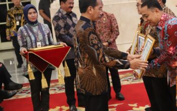 Presiden Jokowi Serahkan Penghargaan Sistem Pemerintahan Berbasis Elektronik Terbaik ke Pemkot Surabaya