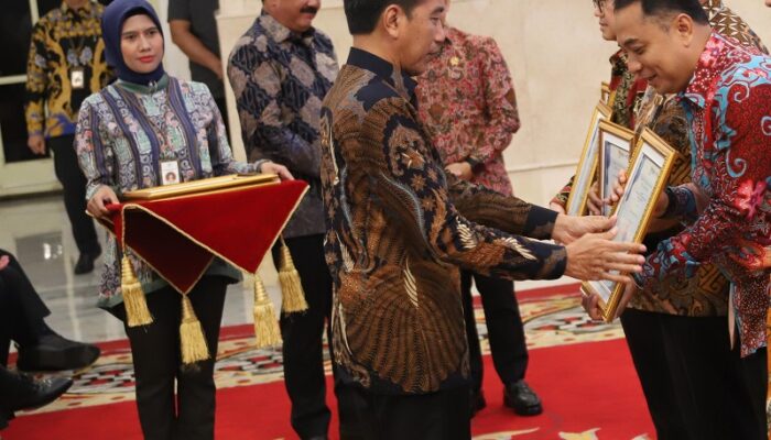 Presiden Jokowi Serahkan Penghargaan Sistem Pemerintahan Berbasis Elektronik Terbaik ke Pemkot Surabaya