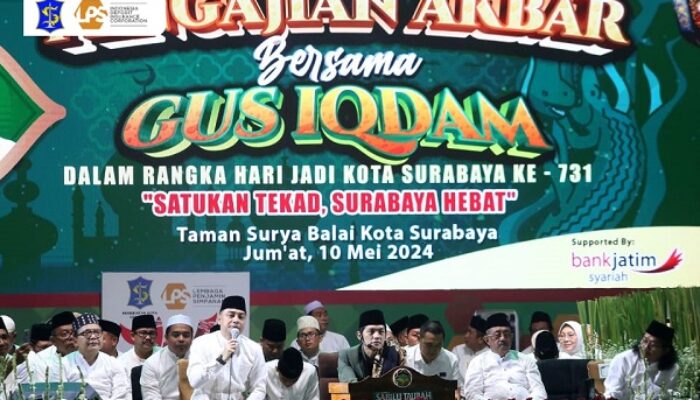 Puluhan Ribu Jemaah Padati Balai Kota, Gus Iqdam Doakan Surabaya Makin Rukun dan Berkah