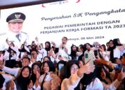 Wali Kota Eri Cahyadi Kembali Serahkan 1.366 SK Pengangkatan PPPK Surabaya