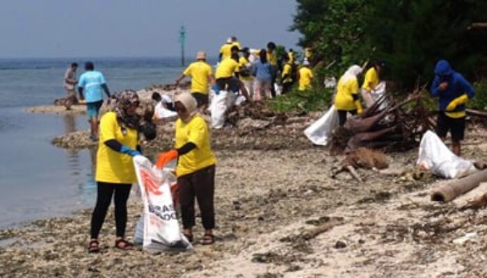 Pulau Pramuka Tanpa Sampah, FIFGROUP bersama Masyarakat Bersihkan Pantai