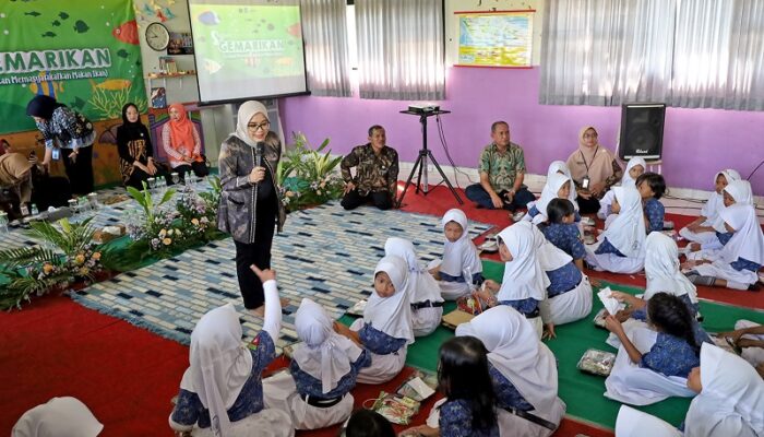 Upaya Pemenuhan Gizi Anak, Pemkot Surabaya Gencarkan Safari Gemar Makan Ikan ke Sekolah Dasar