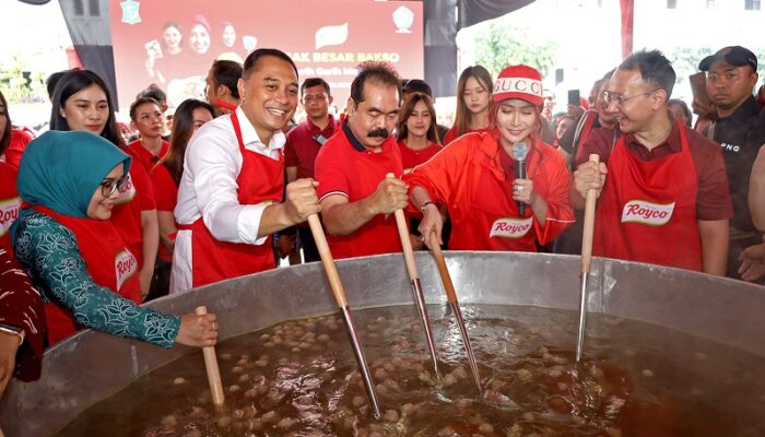 Wali Kota Eri Bersama Inul Daratista Masak Besar 1500 Porsi Bakso Untuk Warga Surabaya