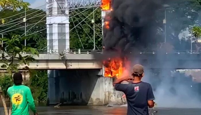 Tiang Jembatan Brawijaya Kota Kediri Hangus Terbakar