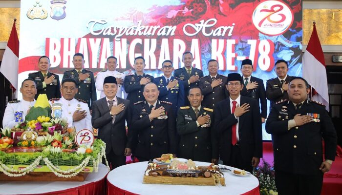 Surabaya Rayakan HUT ke-78 Bhayangkara dengan Khidmat di Balai Kota