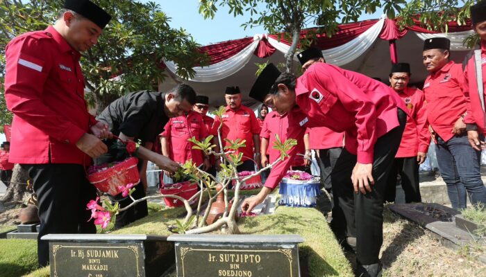 Peringati 27 Juli 1996, Kader PDIP Surabaya Ziarahi Makam Ir. Sutjipto dan Tokoh PDI Promeg