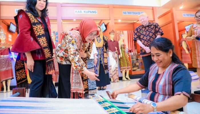 Tingkatkan Kualitas Tenun, Pj. Ketua Dekranasda Isye Bersama Pengrajin Jatim Studi Tiru ke NTT