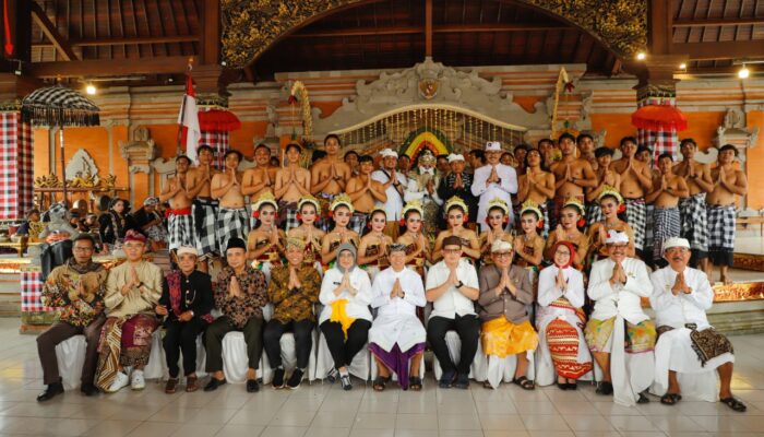 Pj. Gubernur Adhy Hadiri Upacara Karya Tawur Agung Labuh Gentuh dan Panca Wali Krama di Lumajang