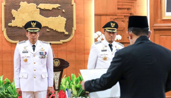 Pj Gubernur Jatim Lantik Pj .Bupati Bondowoso dan Pj. Bupati Jombang