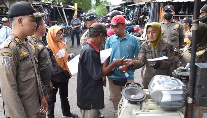 Satpol PP Surabaya Gelar Sosialisasi Penertiban PKL di Pasar Loak Dupak