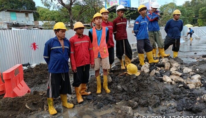 Gerak Cepat Penanganan Pipa PDAM Bocor di Terminal Induk Joyoboyo