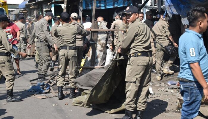 Ganggu Akses Jalan, Satpol PP Surabaya Tertibkan PKL di Pasar Loak Dupak Rukun