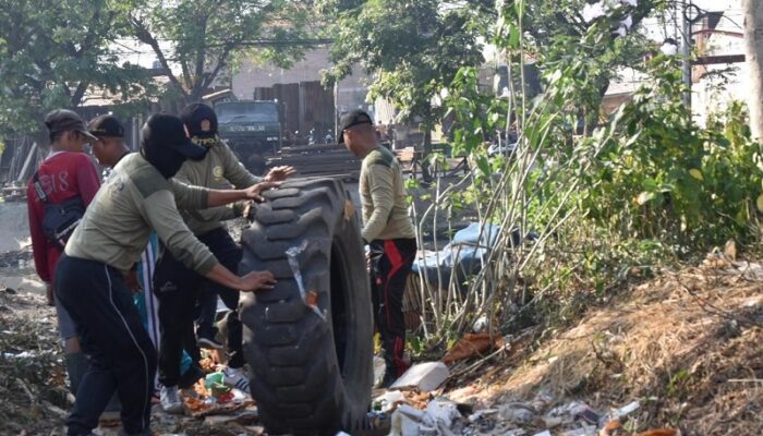 Satpol PP Surabaya Sosialisasikan Penertiban di Bantaran Sungai Kali Tebu