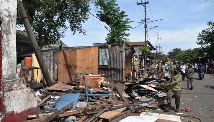 Satpol PP Siapkan Personel Pengamanan Pasca Penertiban PKL di Pasar Loak Dupak Rukun Surabaya