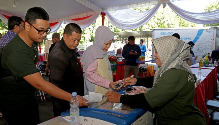 Gerakan Pangan Murah di Kecamatan Sukolilo Surabaya, Warga Borong Bahan Pokok