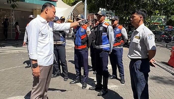 Sidak Kebun Binatang Surabaya, Wali Kota Eri Temukan Oknum Jukir Patok Tarif Mobil Rp35.000