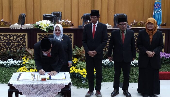 DPRD Surabaya dan Pemkot Tandatangani RKUA-PPAS APBD 2025
