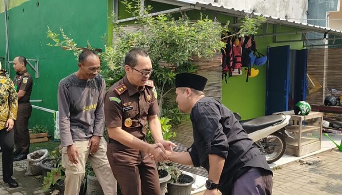 Rumah Lansia ‘Gus Durian’ Terima Bantuan dari Kejari Kabupaten Kediri di Peringatan HBA ke-64