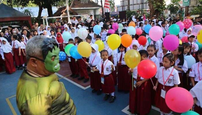 Hari Pertama MPLS, Wali Kota Eri Cahyadi Tegaskan Tidak Ada Perbedaan Siswa Sekolah Negeri dan Swasta