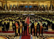 Di Sidang Senat Terbuka UNESA, Wali Kota Eri Cahyadi Dorong 1.506 Wisudawan untuk Berani Berinovasi