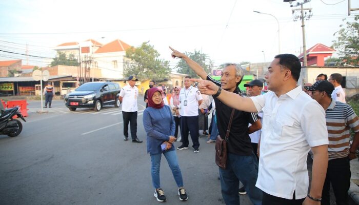 Wali Kota Eri Sidak Pelebaran Jalan di Simpang Lima Keputih