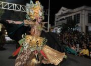 Kontingen Gudang Garam Tebarkan Cahaya Bunga Matahari di Kediri Night Carnival