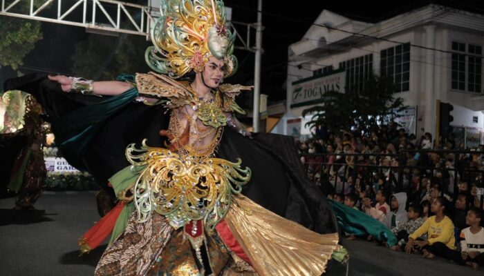 Kontingen Gudang Garam Tebarkan Cahaya Bunga Matahari di Kediri Night Carnival