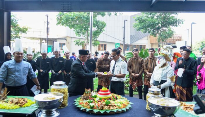 Whiz Luxe Hotel Spazio Surabaya Hadirkan Parade Tumpeng Rayakan Kemerdekaan RI KE-79