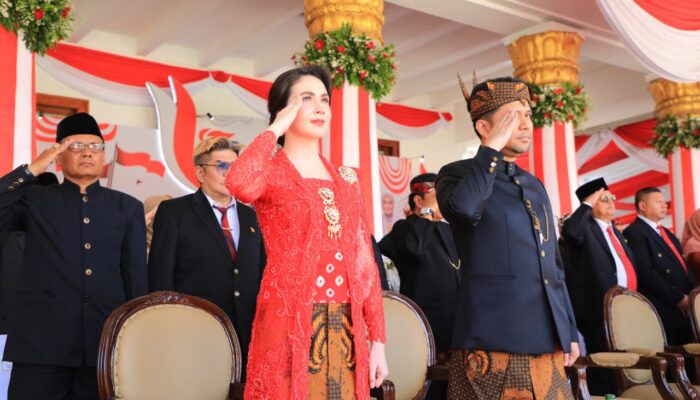 Kenakan Kebaya Merah Karya Desainer Internasional Asal Jawa Timur, Arumi Bachsin Tuai Pujian Netizen.