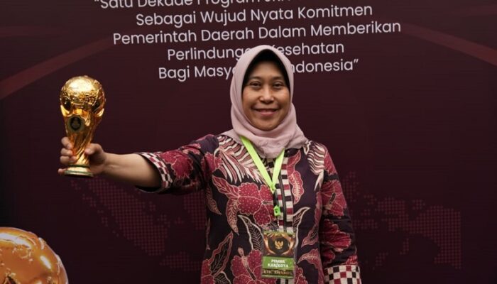 Pemkot Surabaya Raih UHC Award 2024, Anggarkan Rp500 Miliar per Tahun untuk Warga Berobat Gratis