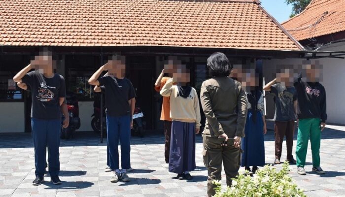 Lakukan Penyisiran di Warkop, Satpol PP Surabaya Amankan 10 Orang Pelajar Bolos