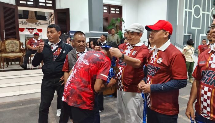 Ketum PWI Pusat Zulmansyah Sambut Pelari SIWO PWI Malang Raya Night Run