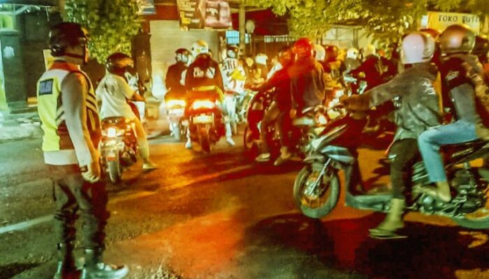 Polres Kota Kediri Halau Konvoi R2 di Jalan Raya, Ini Alasannya!