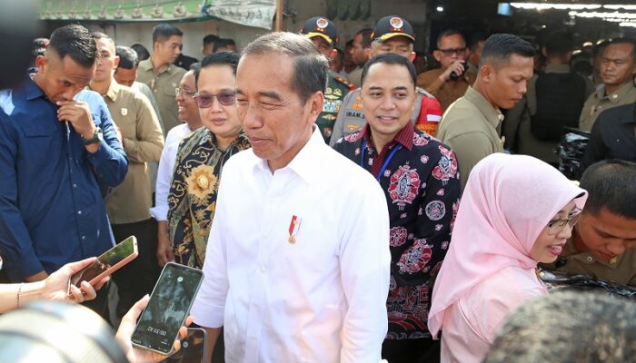 Wali Kota Surabaya Eri Cahyadi Dampingi Presiden Joko Widodo Cek Stabilitas Harga di Pasar Dukuh Kupang