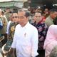 Wali Kota Surabaya Eri Cahyadi Dampingi Presiden Joko Widodo Cek Stabilitas Harga di Pasar Dukuh Kupang