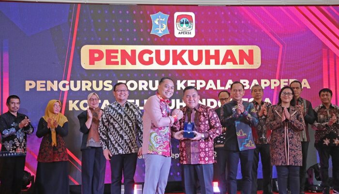 Kukuhkan Pengurus Forum Bakti 2024-2026, Ketua APEKSI Eri Cahyadi Tekankan Soal Kesejahteraan Masyarakat