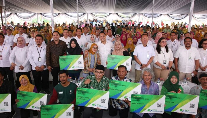 Wali Kota Eri Cahyadi Serahkan BPJS Ketenagakerjaan kepada 22.935 Warga Pelayan Masyarakat