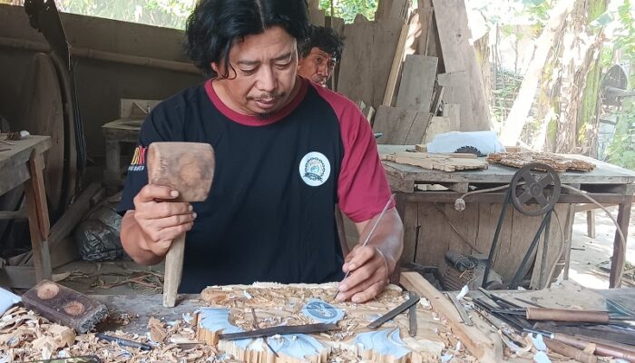 Keluhkan Kelayakan Tempat Kerja, Pengrajin Ukir Kayu Disabilitas di Kediri Berharap Bantuan Pemerintah