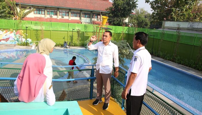 Tinjau Kolam Renang Jambangan, Wali Kota Eri Ungkap Proses Revitalisasi Sudah 100 Persen