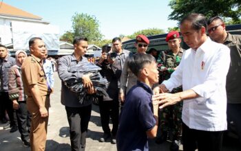 Wali Kota Eri Dampingi Presiden Jokowi Pantau Harga Pangan di Pasar Soponyono