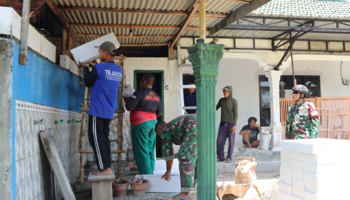 Minggu Ke 2, Satgas TMMD ke 122 Kodim 0809 Kediri Renovasi Musholla