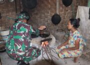 Manunggal dengan Warga, Satgas TMMD Ke-122 Kodim 0809 Kediri Masak Bareng di Dapur Masyarakat