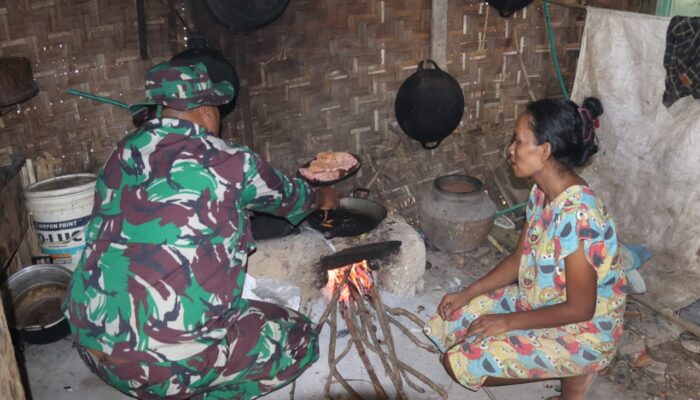 Manunggal dengan Warga, Satgas TMMD Ke-122 Kodim 0809 Kediri Masak Bareng di Dapur Masyarakat