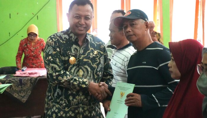 Pemkab Kediri Serahkan Ratusan Sertifikat Program PTSL Warga Pare