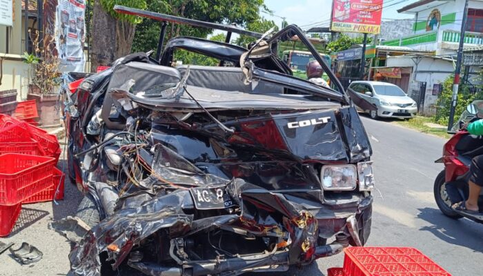 Truck Tronton dan Mobil Pick Up ‘Adu Banteng’ di Jl. Raya Papar Kediri, Ini Penyebabnya