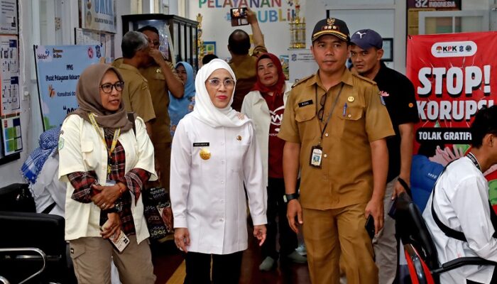 Pastikan Pemberdayaan Masyarakat Terus Berjalan, PJs Wali Kota Surabaya Tinjau Kelompok Jahit Ibu dan Batik Anak Inklusi